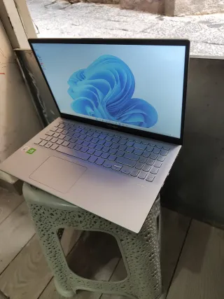 Asus Vivobook Argento/Bianco