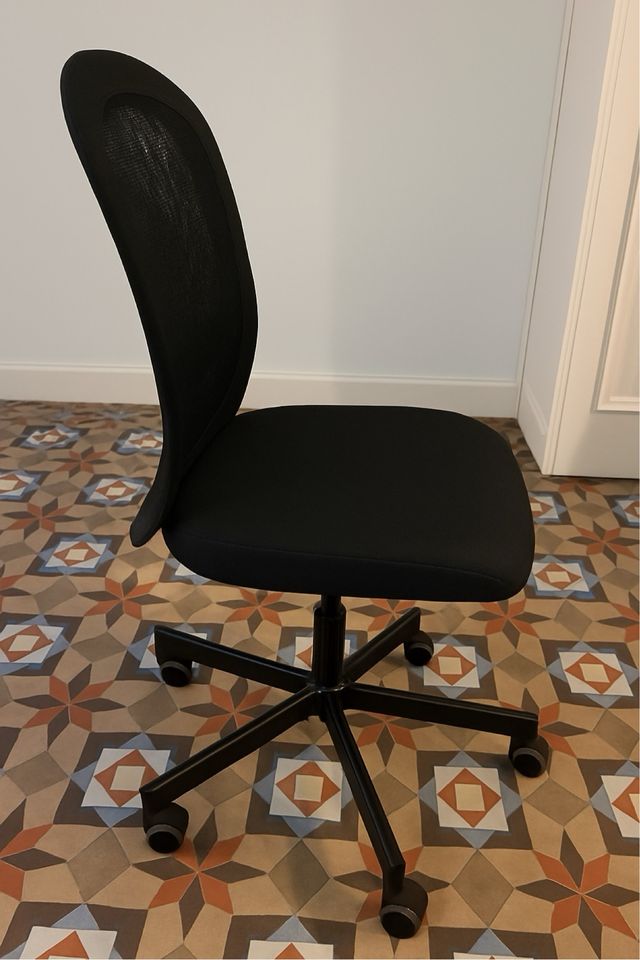 Silla IKEA Flintan Negra - Como Nueva