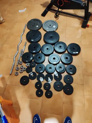 Discos de pesas, barra Z y mancuernas