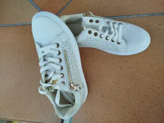 Zapatillas deportivas blancas y doradas talla 38