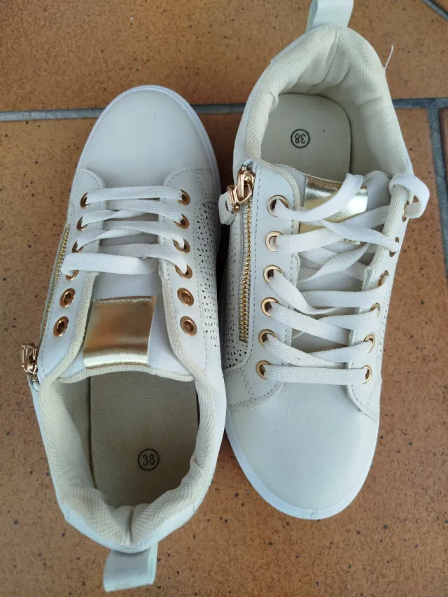 Zapatillas deportivas blancas y doradas talla 38
