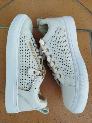 Zapatillas deportivas blancas y doradas talla 38
