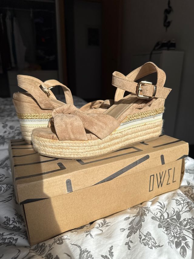 Cuñas beige y doradas