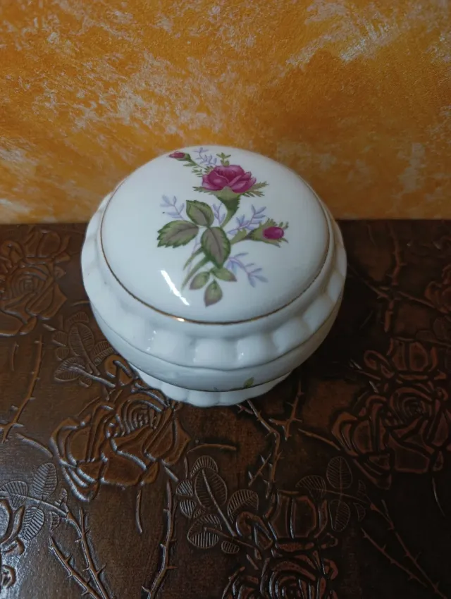 Scatola portagioie in porcellana vintage con fiori rosa