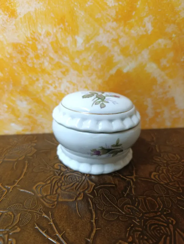 Scatola portagioie in porcellana vintage con fiori rosa