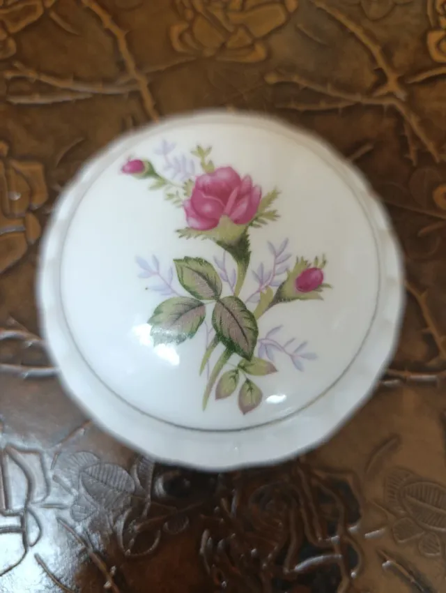 Scatola portagioie in porcellana vintage con fiori rosa
