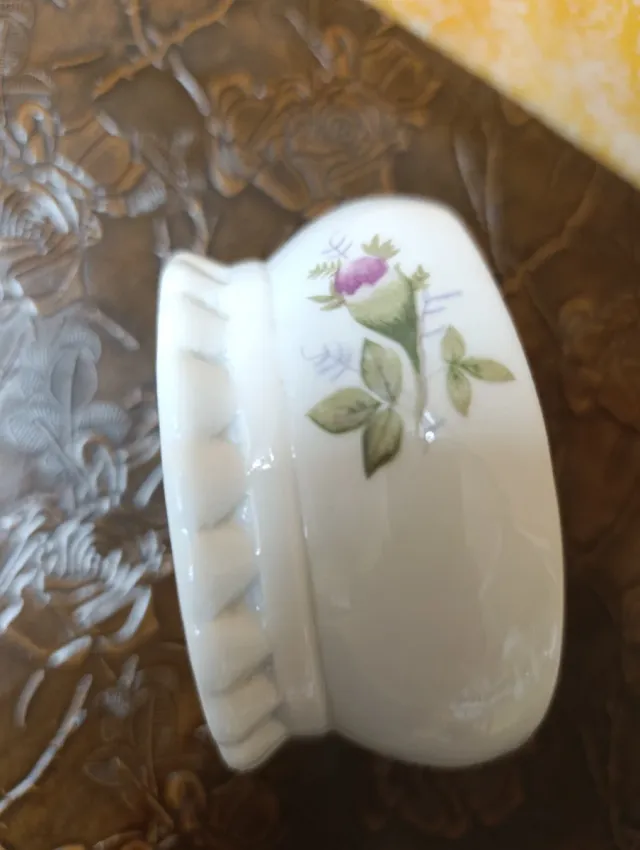 Scatola portagioie in porcellana vintage con fiori rosa