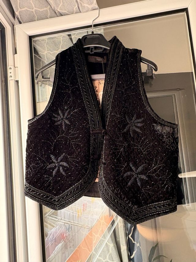 Chaleco negro bordado