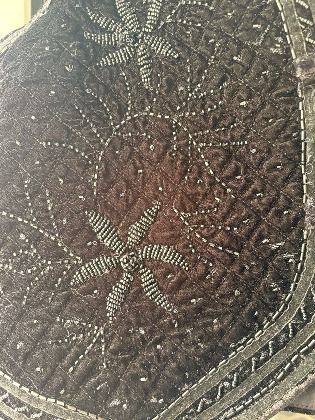 Chaleco negro bordado