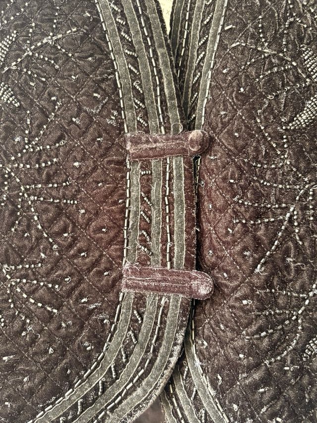 Chaleco negro bordado