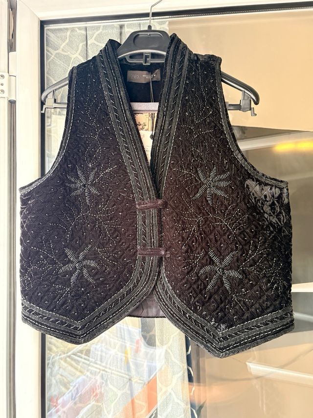 Chaleco negro bordado