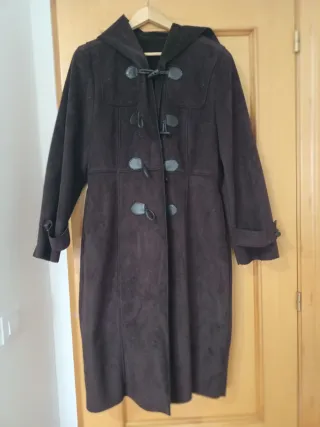 Abrigo marrón con capucha y botones