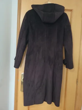 Abrigo marrón con capucha y botones