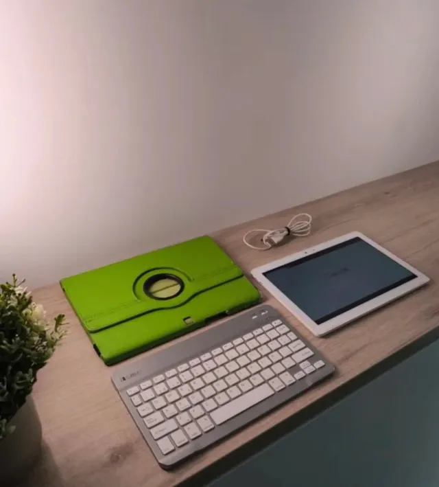 Tablet bq Aquaris M10 con teclado, funda y cable