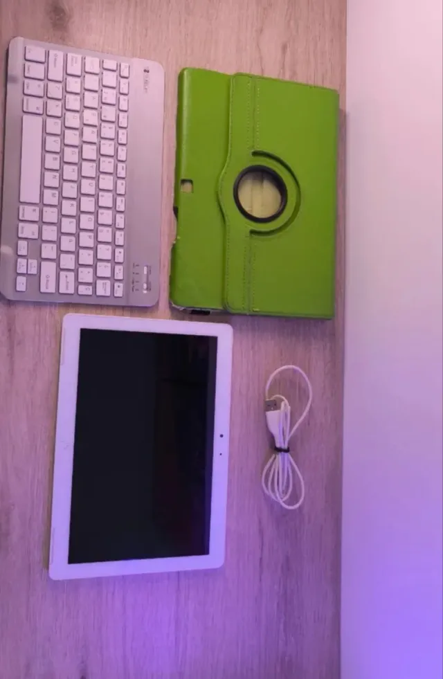 Tablet bq Aquaris M10 con teclado, funda y cable