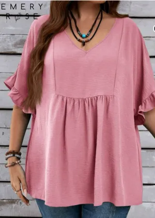 Camisa rosa casual con mangas con volantes.