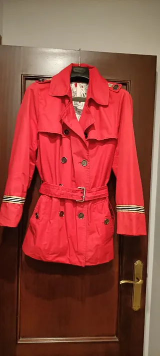 Gabardina impermeable roja señora.Sintesis