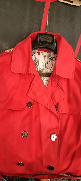Gabardina impermeable roja señora.Sintesis