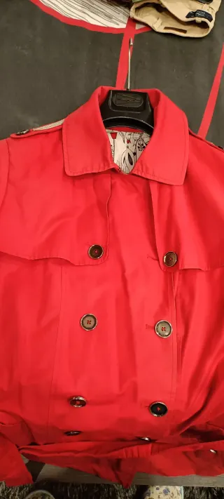 Gabardina impermeable roja señora.Sintesis