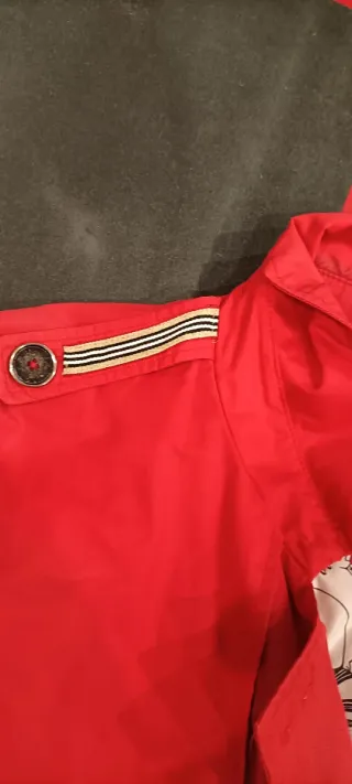 Gabardina impermeable roja señora.Sintesis