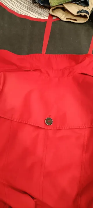 Gabardina impermeable roja señora.Sintesis