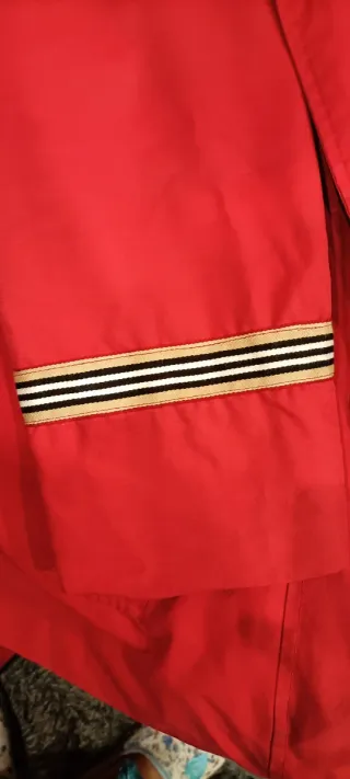 Gabardina impermeable roja señora.Sintesis
