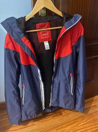 Chaqueta Tribord azul y roja hombre Decathon.