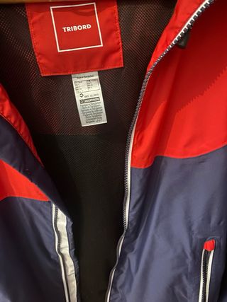 Chaqueta Tribord azul y roja hombre Decathon.