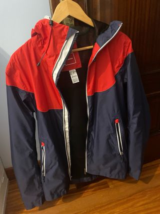 Chaqueta Tribord azul y roja hombre Decathon.