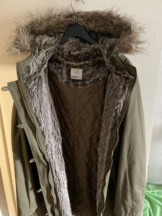 Chaquetón mujer con gorro y pelo