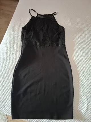 Vestido negro elegante, perfecto para estas fiesta