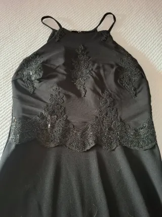Vestido negro elegante, perfecto para estas fiesta