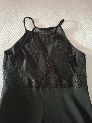 Vestido negro elegante, perfecto para estas fiesta