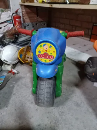 Moto correpasillos Caillou para bebés