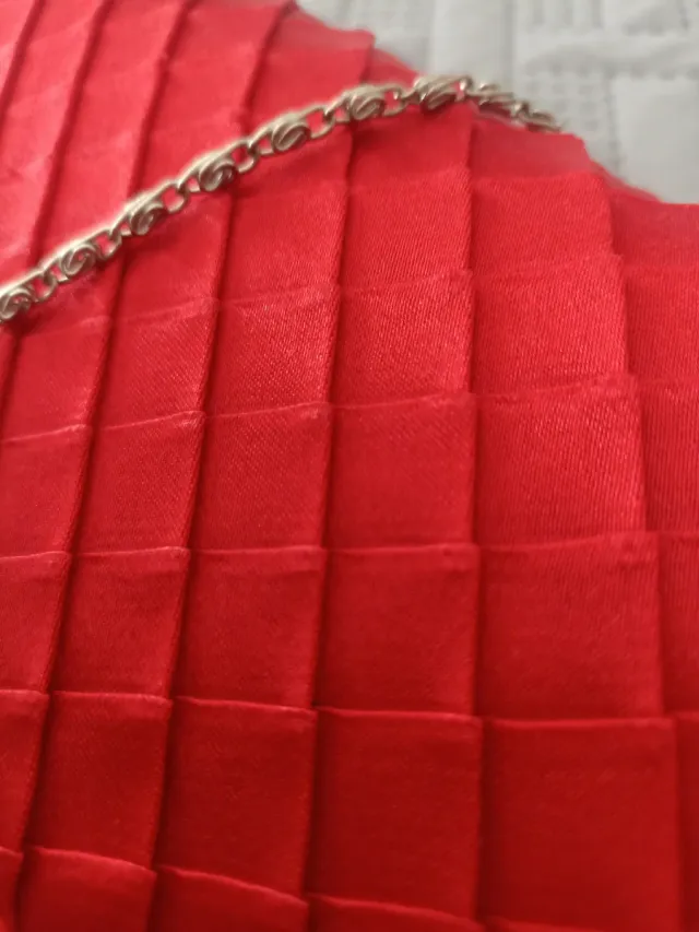 Bolso de fiesta rojo con cadena