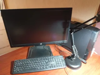 Ordenador de sobremesa negro