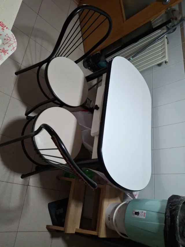 Mesa de cocina con 2 sillas