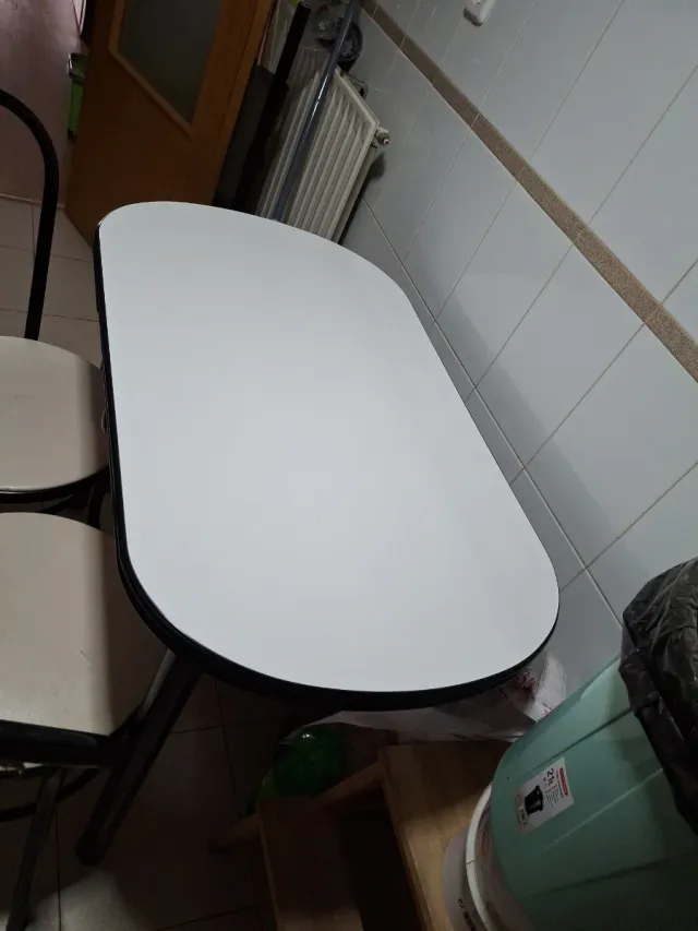 Mesa de cocina con 2 sillas
