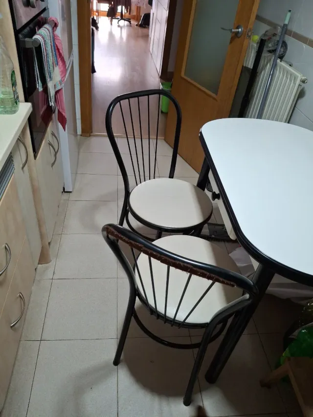 Mesa de cocina con 2 sillas