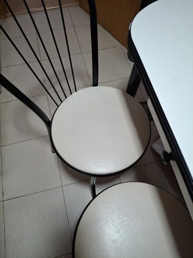 Mesa de cocina con 2 sillas