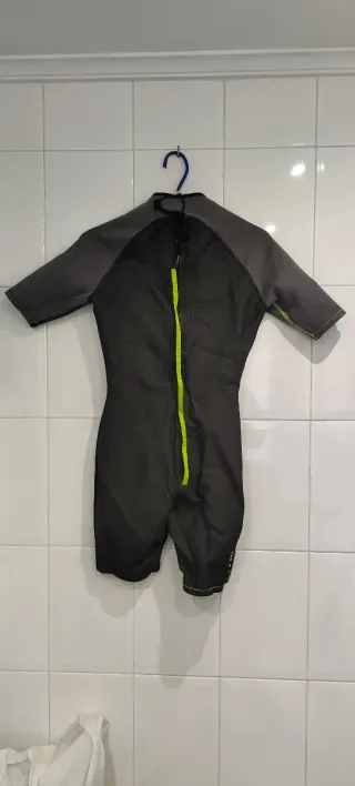 2 Trajes de neopreno cortos.