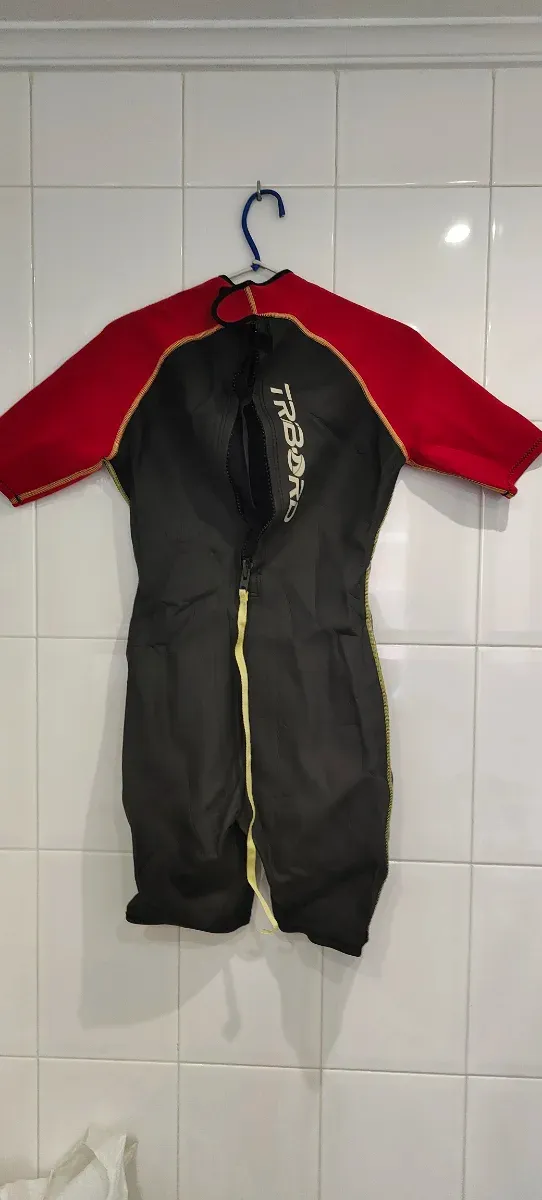 2 Trajes de neopreno cortos.