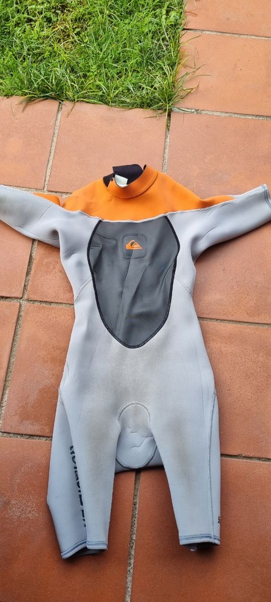 Neopreno Quiksilver corto gris y naranja