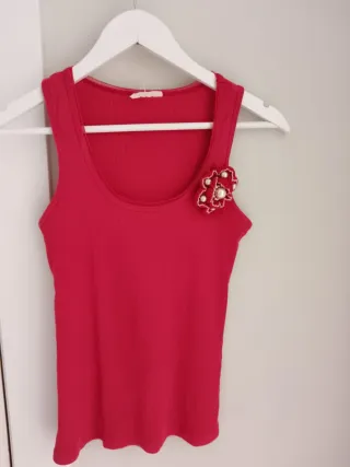 Camiseta tirantes roja con adorno