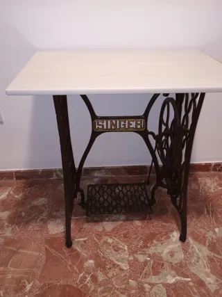 Mesa auxiliar Singer antigua