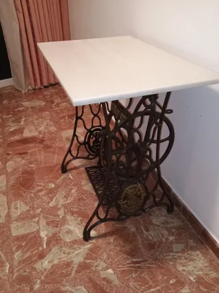 Mesa auxiliar Singer antigua