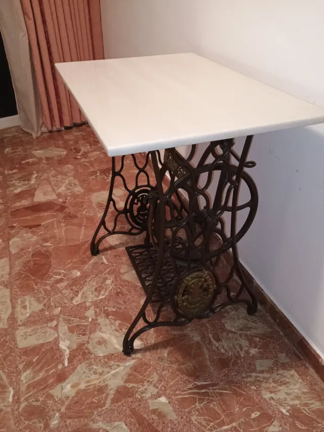 Mesa auxiliar Singer antigua