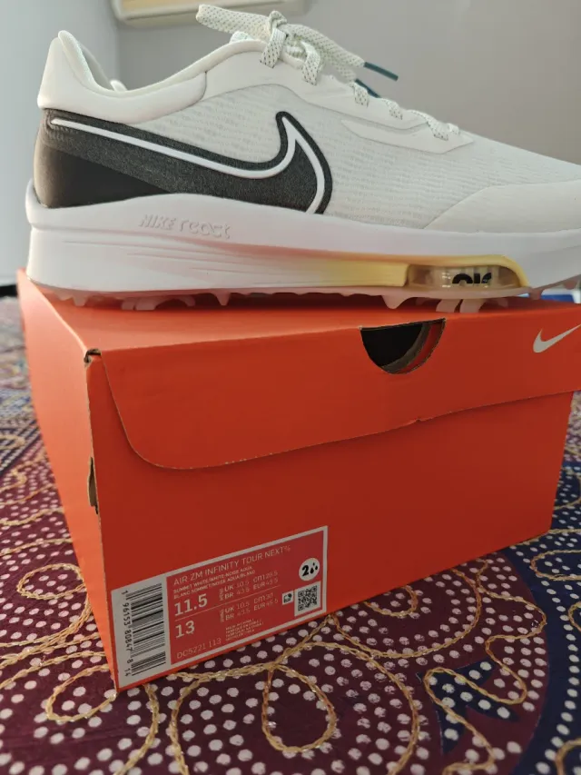Zapatillas Nike Golf Blancas y Doradas