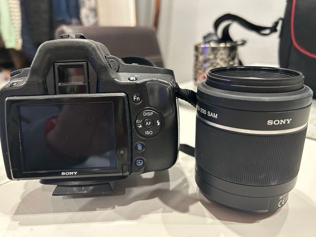 Cámara Sony A300 + Lente 18-200mm + Bolso