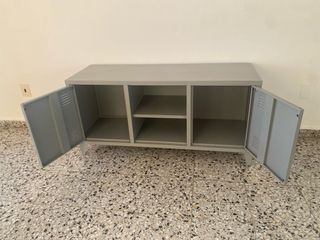 Mueble TV estilo taquilla gris